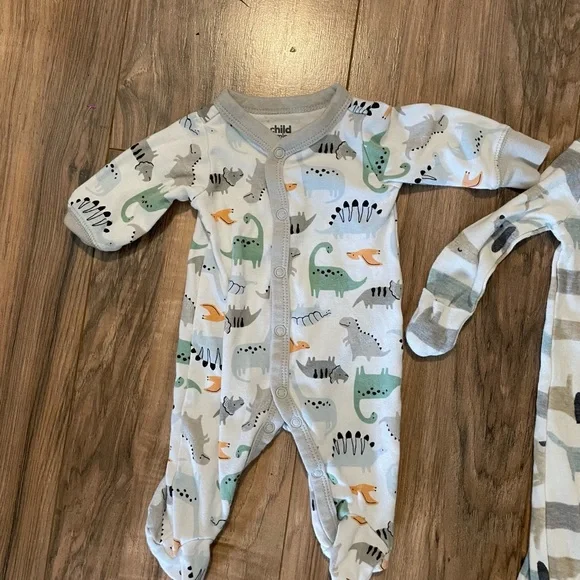 Carter's lot  Cozy Gray and Green Dinosaur Footies - Picture 3 of 4